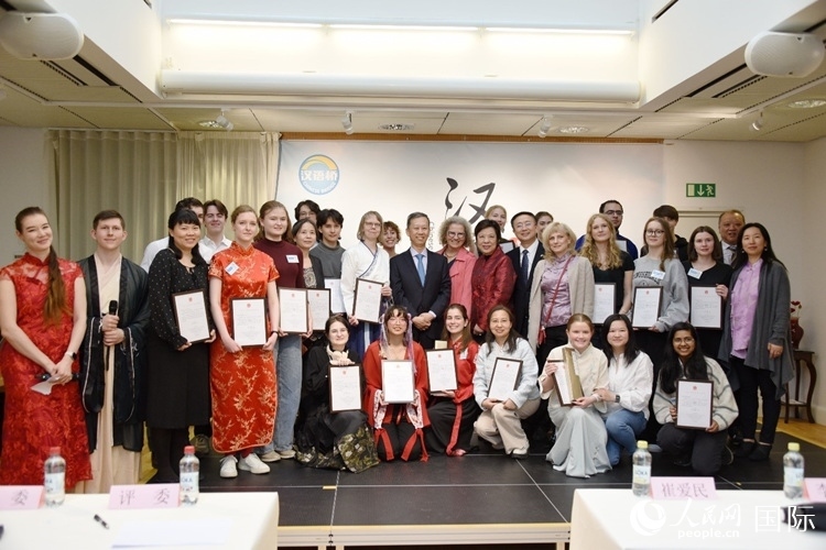 中國(guó)駐瑞典大使崔愛(ài)民、使館負(fù)責(zé)教育事務(wù)的黃立瓊參贊、預(yù)選賽評(píng)委老師和指導(dǎo)老師，以及所有獲獎(jiǎng)選手合影留念。人民網(wǎng)記者 殷淼攝