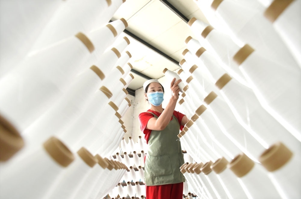 2024年5月1日，工人在山東省淄博市沂源縣悅莊工業(yè)園一玻纖企業(yè)整理加工的產品。新華社發(fā)（趙東山攝）