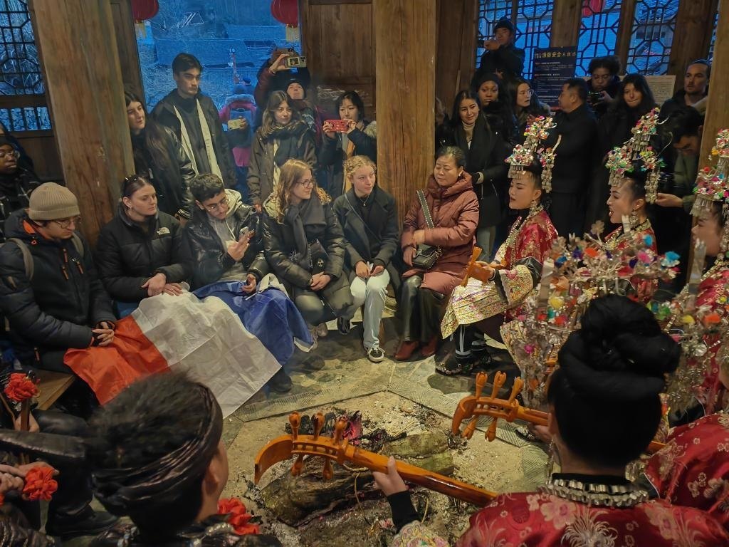 法國(guó)青年在榕江體驗(yàn)民俗文化。新華社記者 羅羽 攝