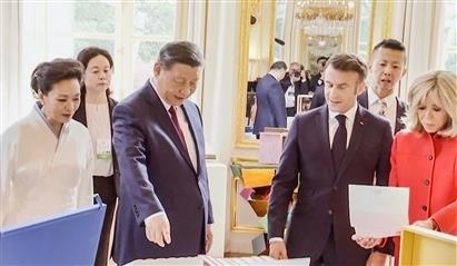 △當?shù)貢r間5月6日下午，在中法領導人會談前，習近平主席向馬克龍總統(tǒng)贈送中國翻譯的法國小說。