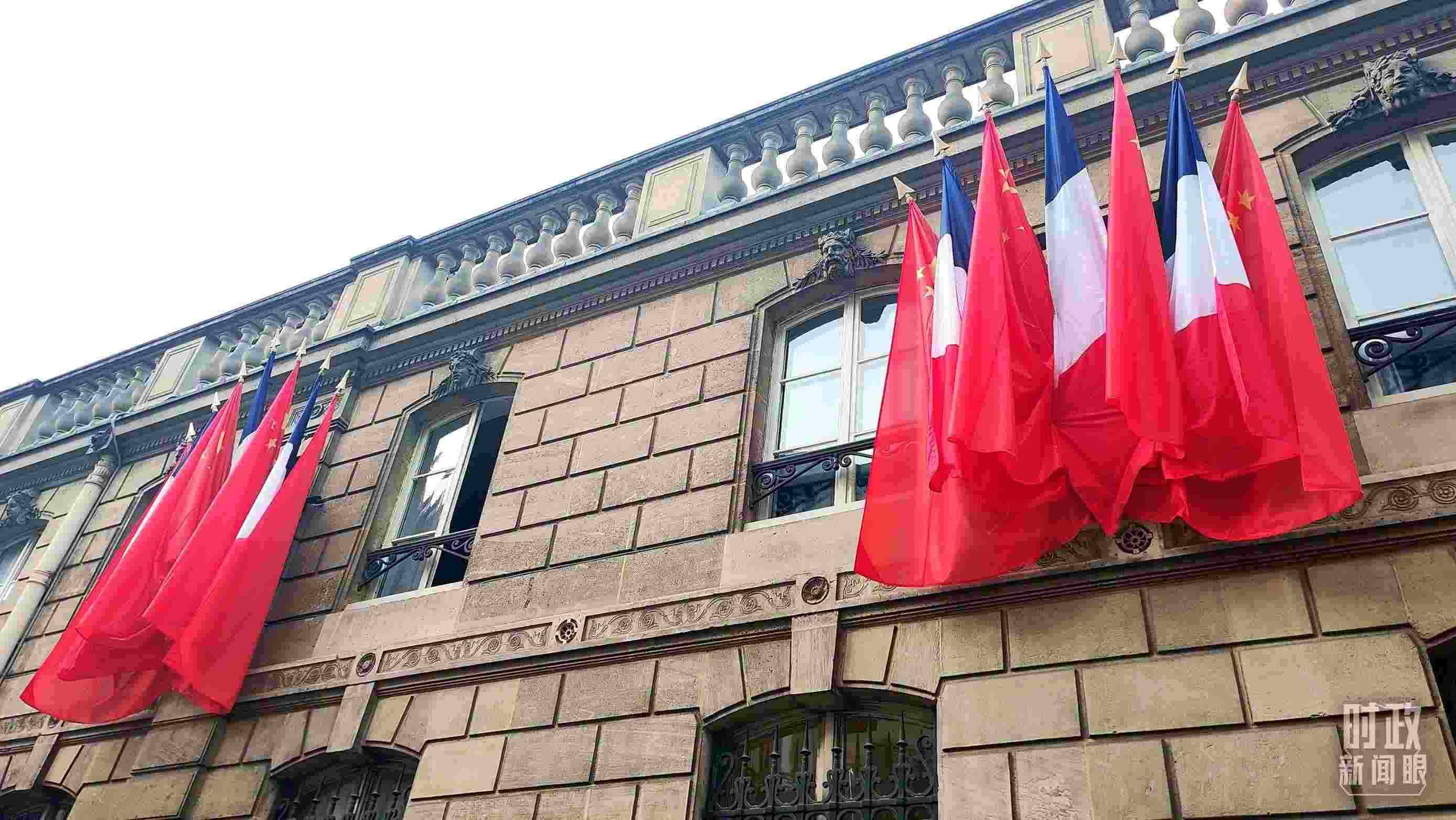 △中法歐領(lǐng)導(dǎo)人三方會晤地點——愛麗舍宮懸掛中法兩國國旗。（總臺央視記者劉琦拍攝）