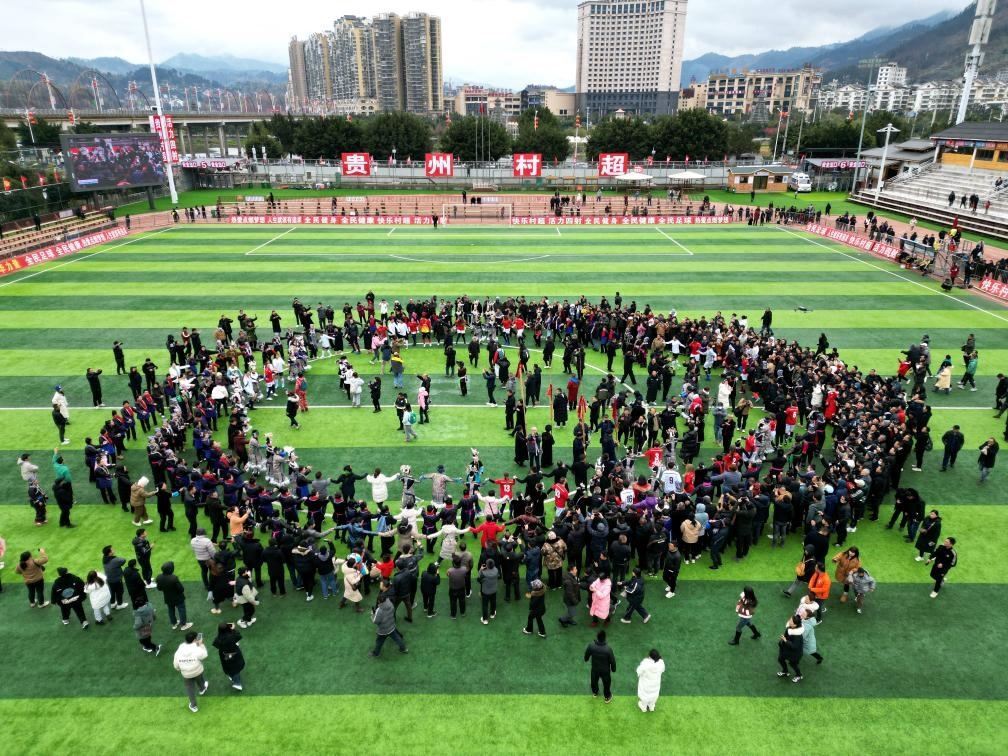 比賽結(jié)束后，兩隊(duì)隊(duì)員、親友團(tuán)和大批觀眾手拉手跳起侗族舞蹈。新華社發(fā)（王炳真攝）