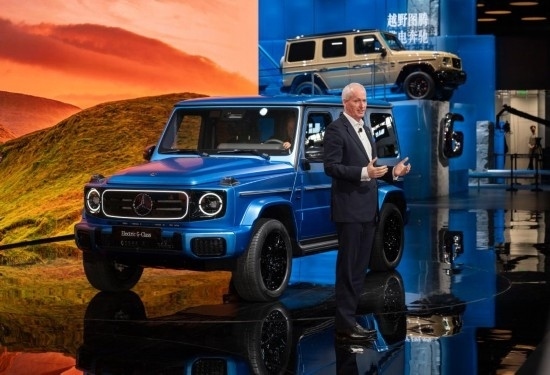 4月25日，在北京中國國際展覽中心順義館舉行的2024北京車展上，梅賽德斯—奔馳集團(tuán)股份公司董事會成員唐仕凱介紹梅賽德斯—奔馳純電G級越野車。新華社記者 才揚(yáng) 攝