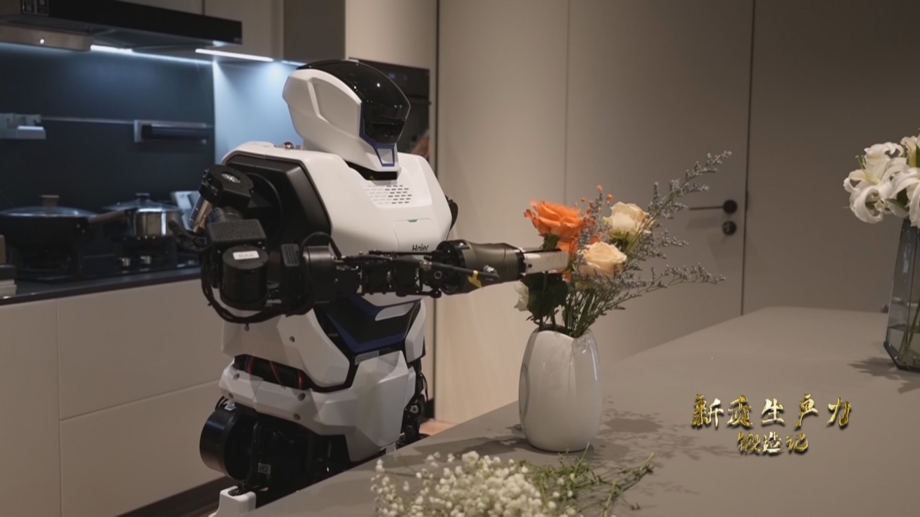 人形機(jī)器人插花。