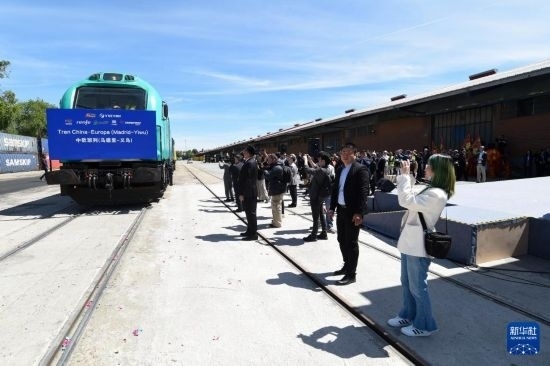 5月8日，在西班牙馬德里，嘉賓們參加中歐班列（義烏—馬德里）開(kāi)行十周年紀(jì)念號(hào)班列發(fā)車(chē)儀式。新華社發(fā)（古斯塔沃·巴連特?cái)z）