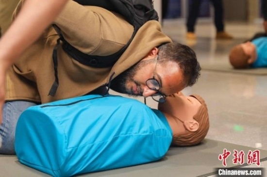5月9日，留學(xué)生利用假人道具練習(xí)心肺復(fù)蘇技巧。張鷹 攝