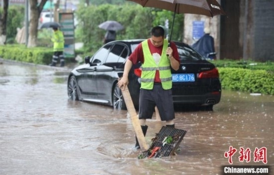 5月10日，廣西沿海遭遇強降雨。圖為欽州市城區(qū)多處積澇。陸敏 攝