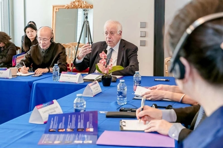 法蘭西科學(xué)院副院長(zhǎng)、巴黎地理學(xué)會(huì)主席讓-羅伯特·馬里·皮特先生發(fā)言（圖片：中國(guó)傳媒大學(xué)