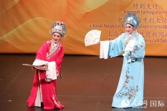 “玉蘭花開·魅力上?！弊哌M(jìn)布達(dá)佩斯。葉辰亮攝