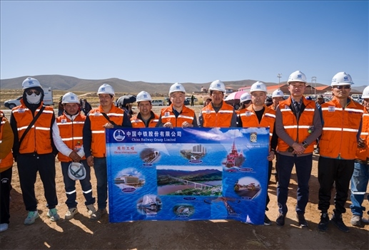 奧魯羅公路項目開工儀式現(xiàn)場，中國中鐵員工代表合影。中國中鐵供圖