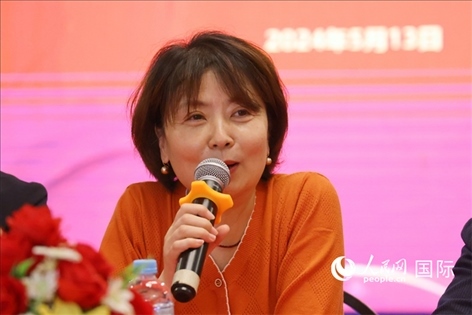 陜西省歸國華僑聯(lián)合會(huì)黨組成員、副主席兼秘書長尚小紅在座談會(huì)上致辭。人民網(wǎng)記者 陳海琪攝