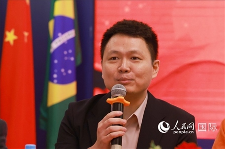 中國駐里約熱內(nèi)盧總領(lǐng)館副總領(lǐng)事王尉育在座談會(huì)上致辭。人民網(wǎng)記者 陳海琪攝