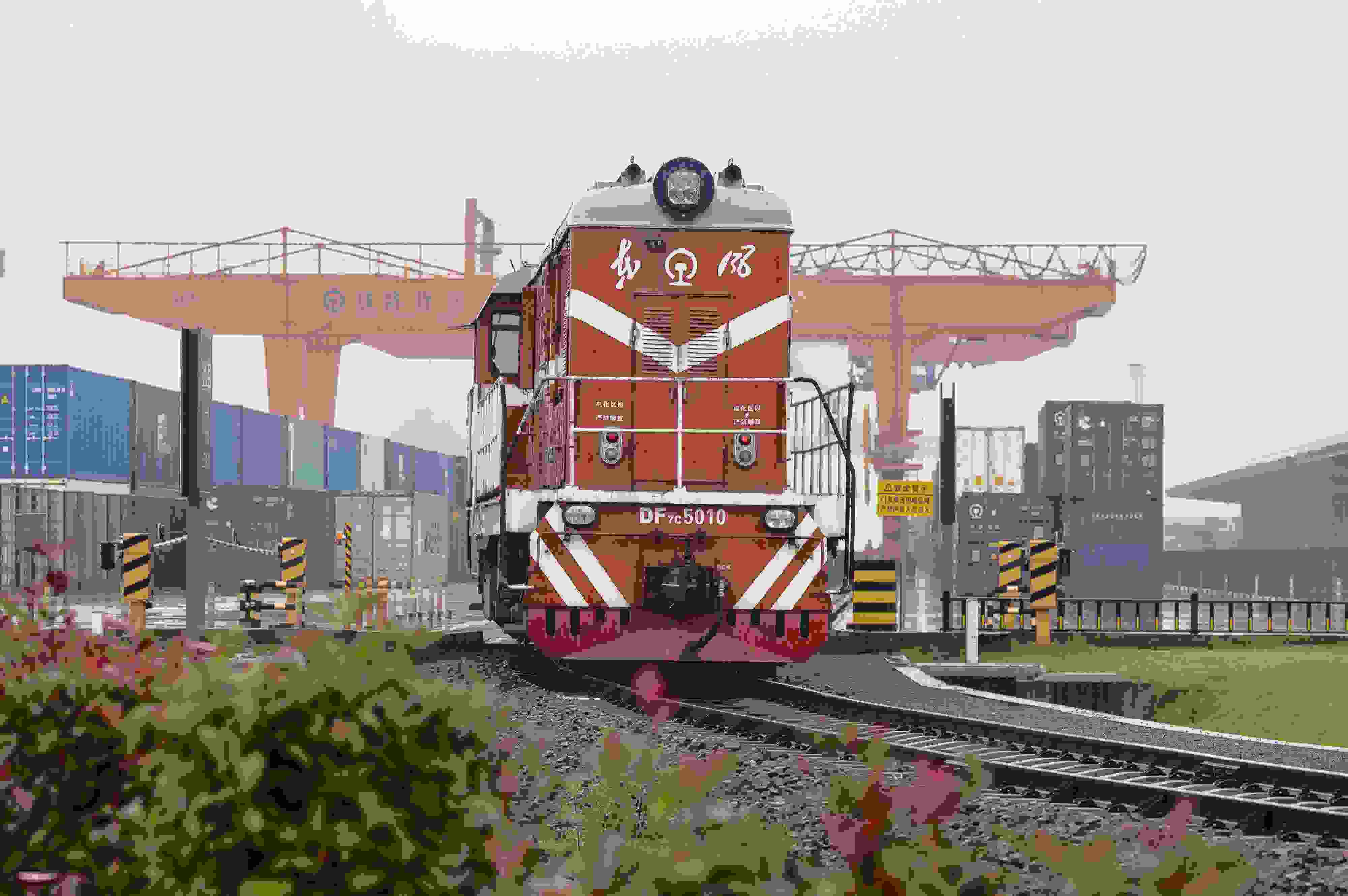 2024年5月5日，“五一”假期最后一天。在浙江省金華市金東區(qū)鐵路金華南站，一列滿載110標箱的中歐班列緩緩啟程駛往匈牙利。