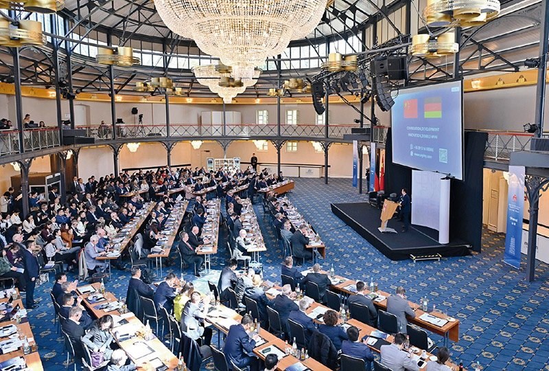 2024“投資中國”系列活動德國專場4月5日在巴登—符滕堡州首府斯圖加特市舉行，活動吸引德國工商界代表超300人參加。圖為當(dāng)日拍攝的活動現(xiàn)場。 新華社記者 任鵬飛/攝