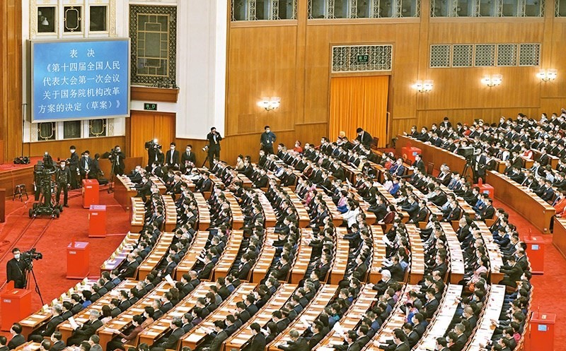 2023年3月10日，十四屆全國人大一次會議在北京人民大會堂舉行第三次全體會議，表決通過了關(guān)于國務(wù)院機(jī)構(gòu)改革方案的決定。圖為會議現(xiàn)場。 新華社記者 岳月偉/攝