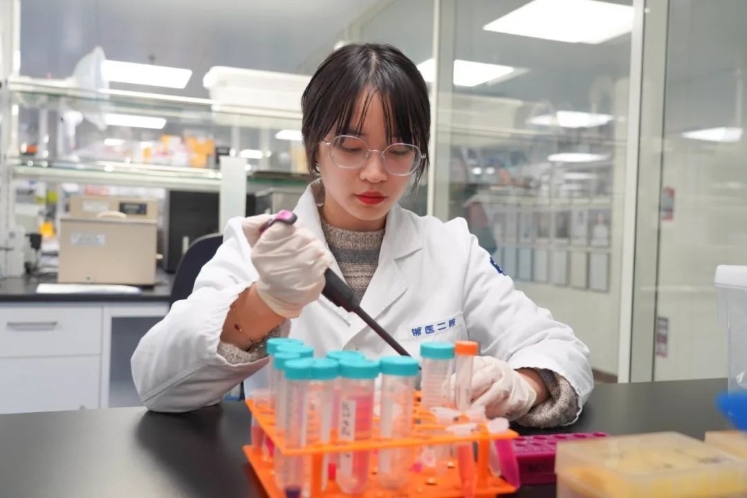 倪楚君在實(shí)驗(yàn)中。浙江大學(xué)供圖