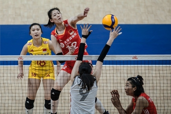 李盈瑩(上)扣球。圖片來(lái)源：國(guó)際排聯(lián)