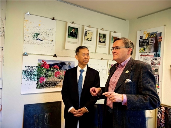 中國駐瑞典大使崔愛民和瑞典跨國和平與未來研究基金會主席約貝里。 中國駐瑞典大使館供圖