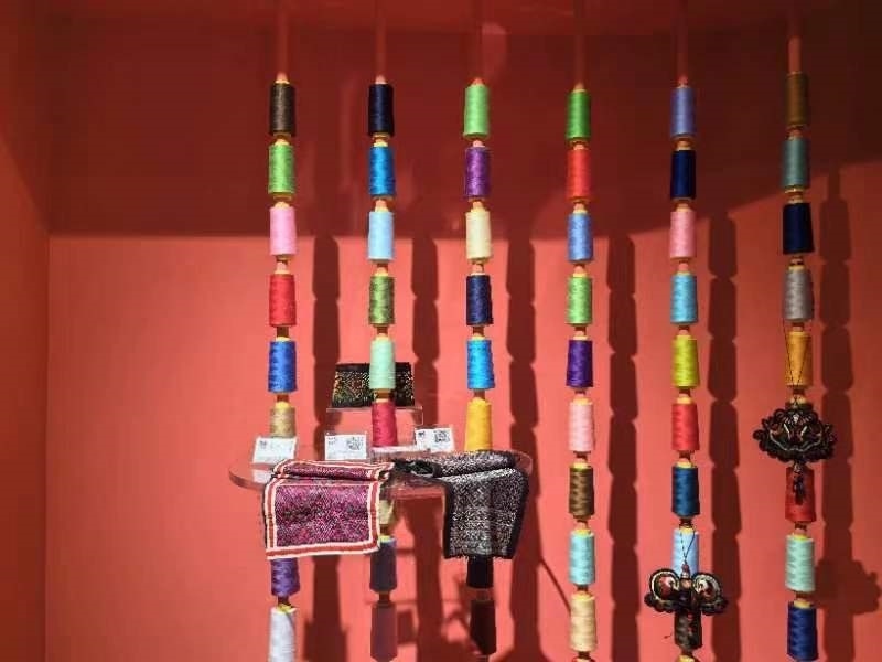 貴州省民族博物館內(nèi)展示的色彩斑斕的苗繡原材料及繡片（2024年4月27日攝）。新華社記者 楊欣 攝