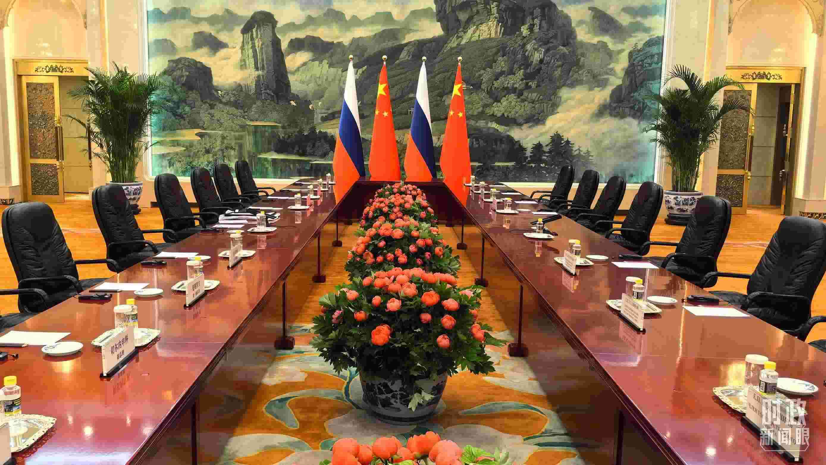 △中俄兩國元首首先舉行小范圍會談，這是會談開始前的現(xiàn)場。（總臺央視記者鄂介甫拍攝）