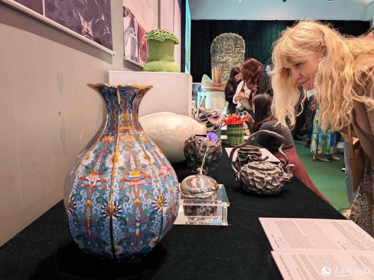 英國觀眾被中國手工藝制品所吸引。邢雪攝