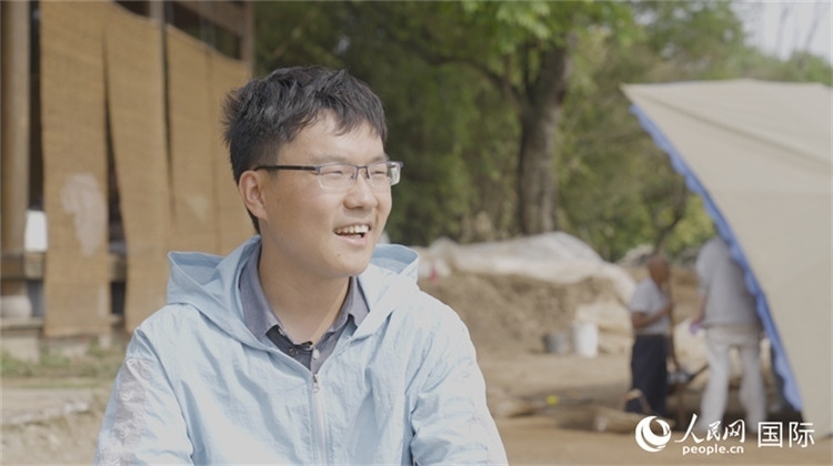 四川省文物考古研究院館員許丹陽(yáng)接受人民網(wǎng)采訪。人民網(wǎng)記者 張榮攝