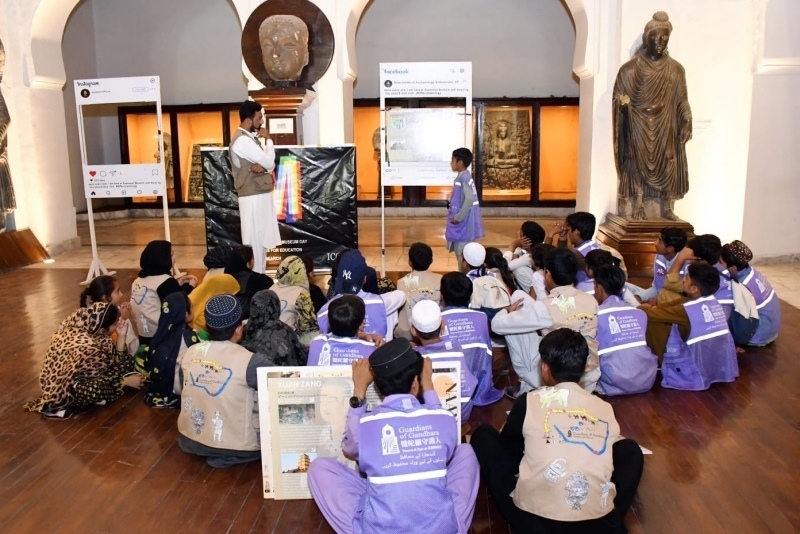 志愿者在博物館給孩子們開展互動(dòng)講解。“犍陀羅守護(hù)人”供圖