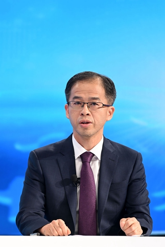 商務(wù)部政研室副主任丁維順在“中國經(jīng)濟(jì)圓桌會(huì)”錄制現(xiàn)場交流發(fā)言。新華社記者 金良快 攝