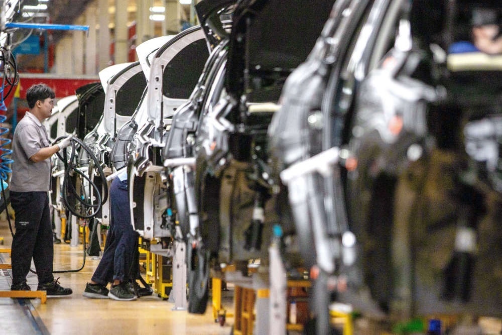 2023年9月7日，在位于泰國春武里府的上汽正大公司汽車工廠，工人在生產(chǎn)車間內(nèi)工作。新華社記者 王騰 攝