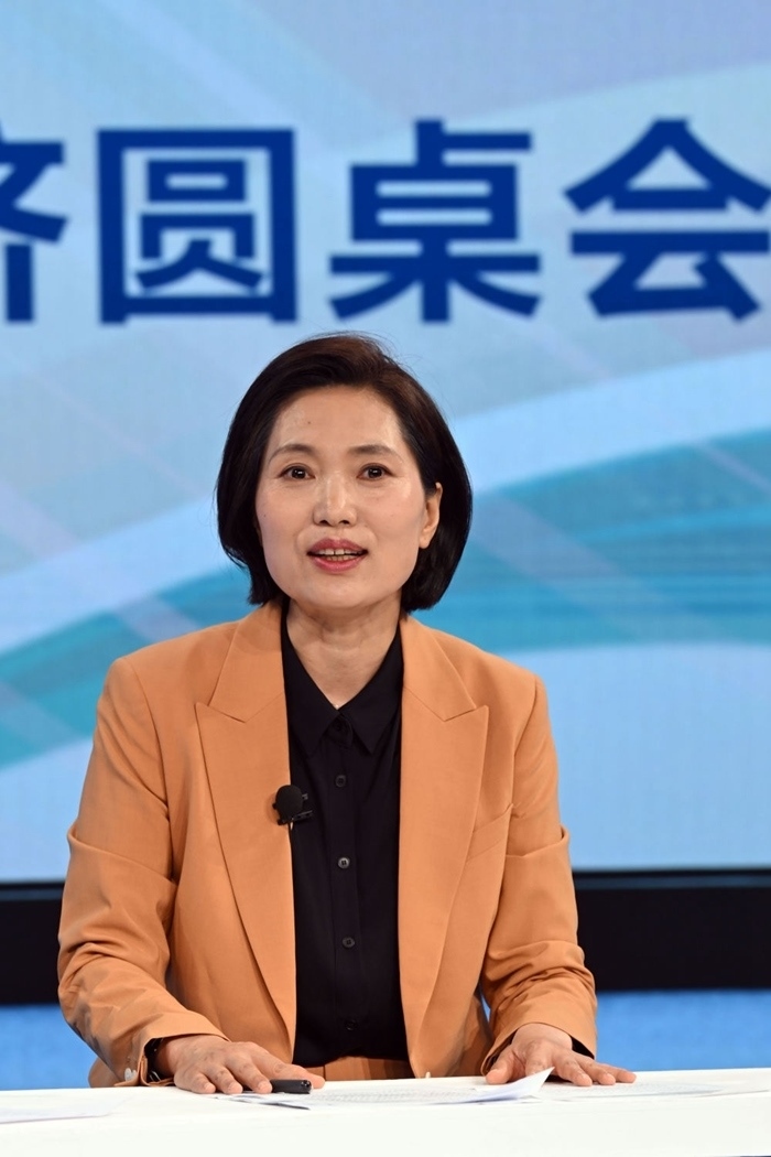 中國宏觀經(jīng)濟(jì)研究院對外經(jīng)濟(jì)研究所研究員曲鳳杰在“中國經(jīng)濟(jì)圓桌會(huì)”錄制現(xiàn)場交流發(fā)言。新華社記者 金良快 攝