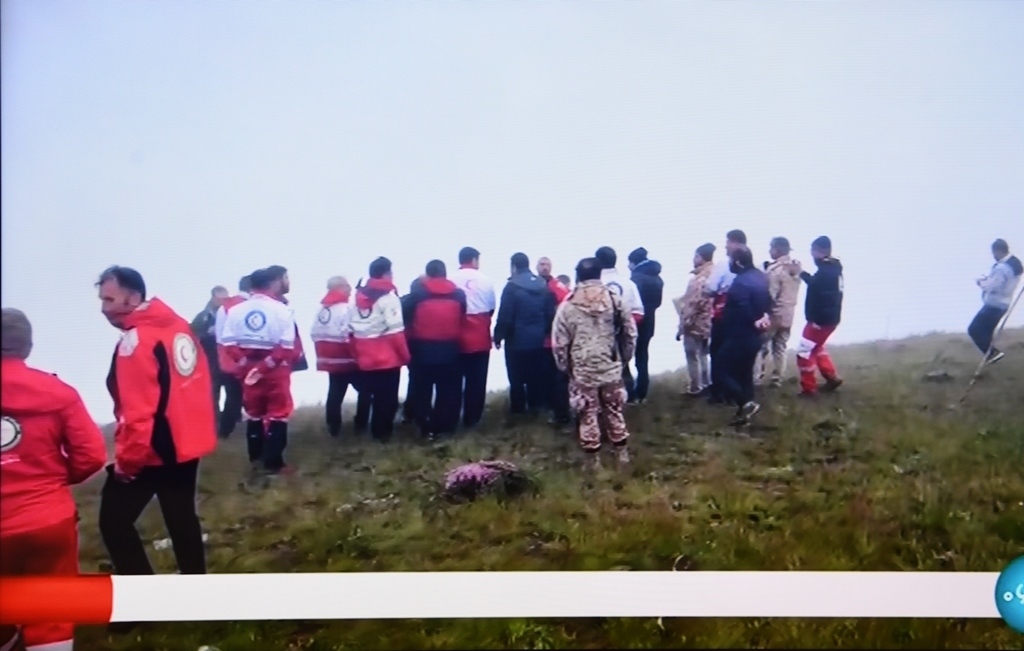 據(jù)伊朗邁赫爾通訊社5月20日報道，伊朗總統(tǒng)萊希在直升機(jī)事故中遇難。這是5月20日拍攝的伊朗國家電視臺播放的救援人員抵達(dá)事故現(xiàn)場的畫面。 新華社記者 沙達(dá)提 攝