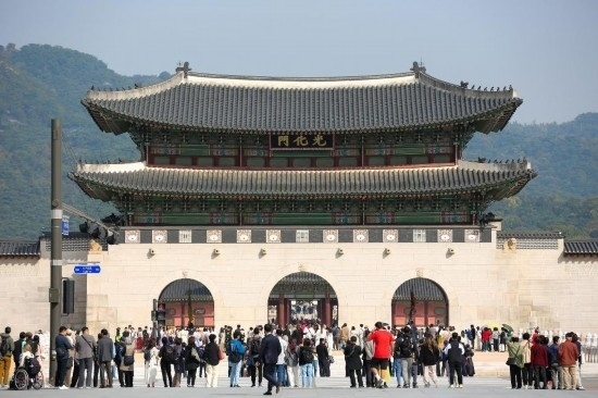 2023年10月18日，游客在韓國(guó)首爾光化門參觀。新華社記者王益亮攝