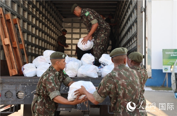 里約加利昂空軍基地，軍人在將捐贈物資裝車。人民網(wǎng)記者 時元皓攝