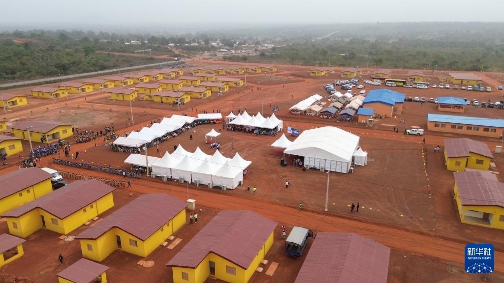 這是2023年12月16日在科特迪瓦北部城鎮(zhèn)費爾凱塞杜古以北拍攝的旱港移民新村（無人機照片）。新華社發(fā)（中成股份科特迪瓦分公司供圖）