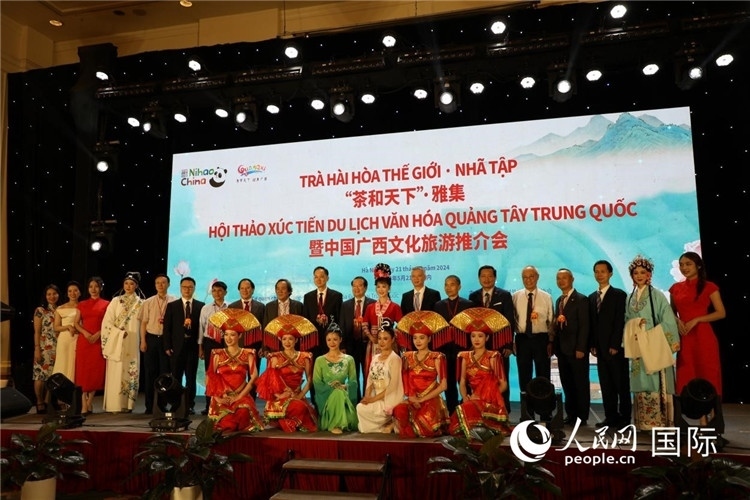 中越兩國(guó)嘉賓合影留念。人民網(wǎng)記者楊曄攝