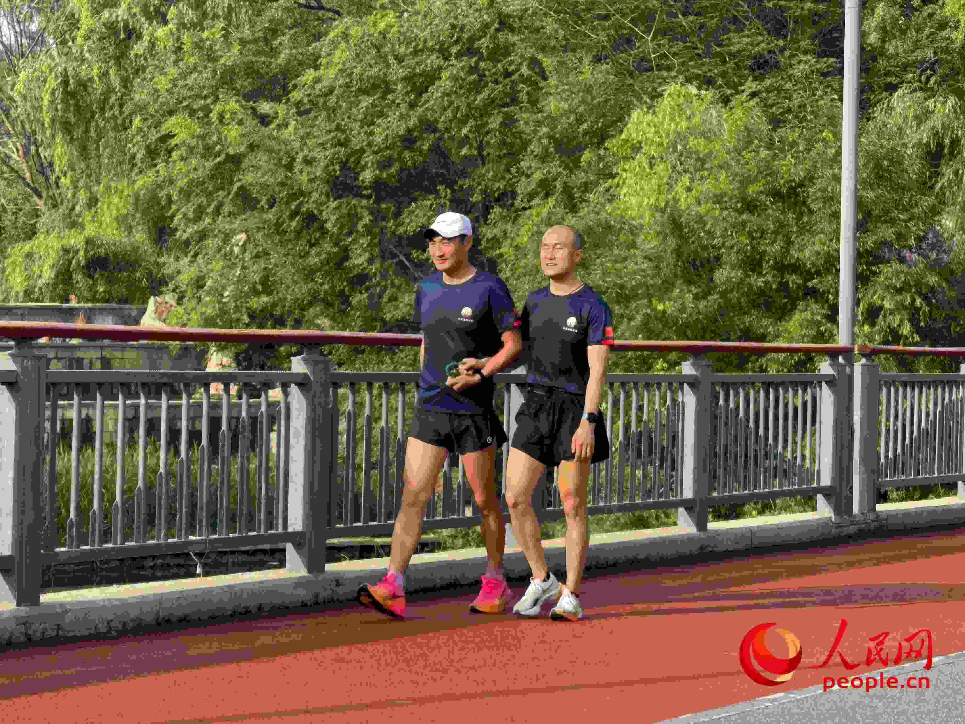 李玉寶和何亞君跑步后進(jìn)行調(diào)整。人民網(wǎng) 周靜圓攝