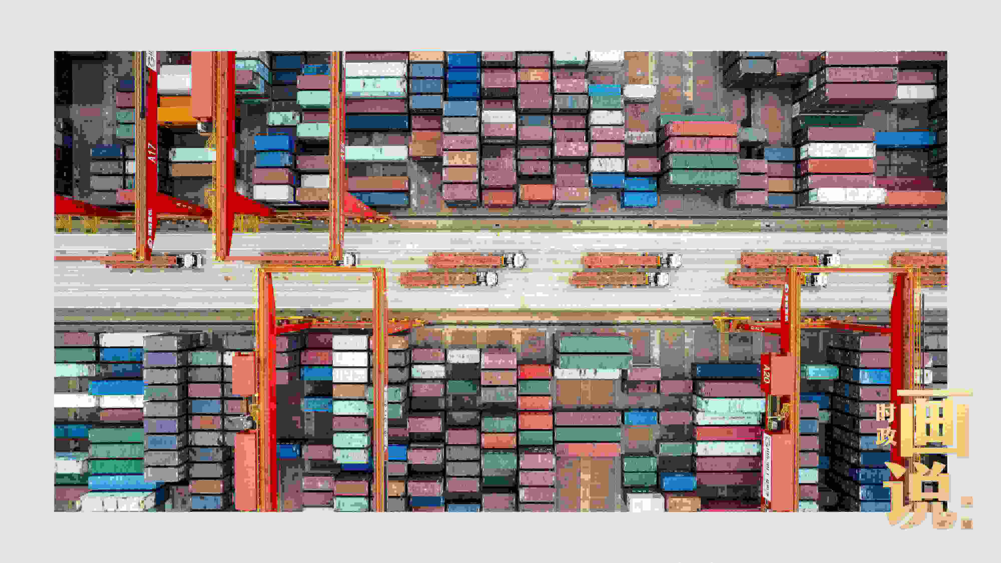 △相比于傳統(tǒng)碼頭，智慧、綠色的全自動(dòng)化集裝箱碼頭單機(jī)效率可提升50%，綜合成本降低70％，人力成本下降80%，每年可削減碳排放9720噸。