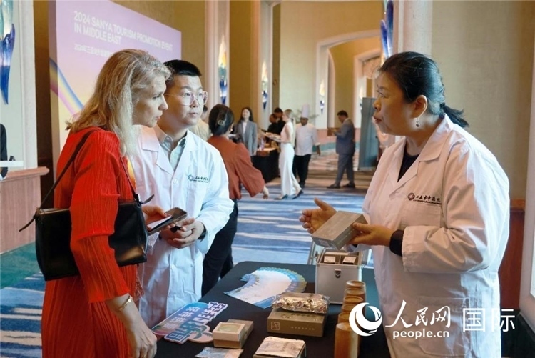 三亞市中醫(yī)院代表向來賓介紹中醫(yī)。人民網(wǎng)記者管克江攝