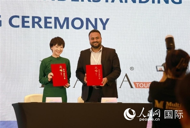 三亞與迪拜當?shù)芈眯猩绾炇鸷献鲄f(xié)議。人民網(wǎng)記者管克江攝