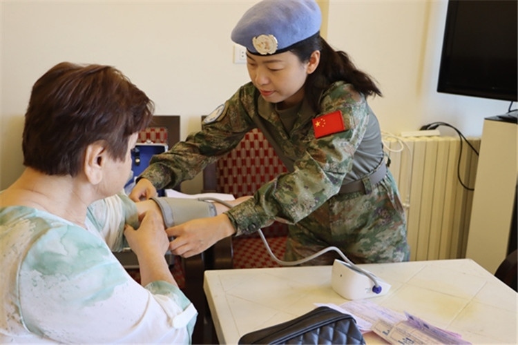 【1】 醫(yī)療分隊(duì)隊(duì)員為當(dāng)?shù)鼗颊邷y(cè)量血壓。曾德樂(lè)攝