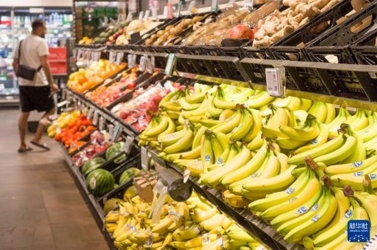 5月24日，顧客在德國(guó)柏林一家超市購(gòu)物。新華社記者 任鵬飛 攝