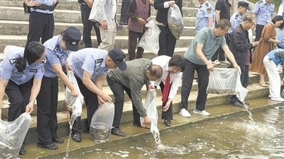 庭審后開展增殖放流。