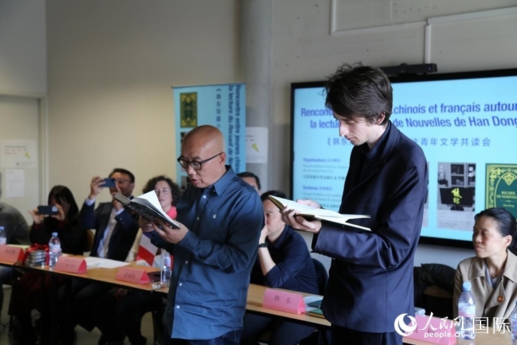 法國學(xué)子與作家韓東共讀小說選段。人民網(wǎng)記者 于超凡攝