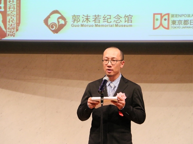 郭沫若紀念館副館長梁雪松代讀致辭。人民網(wǎng) 許可攝