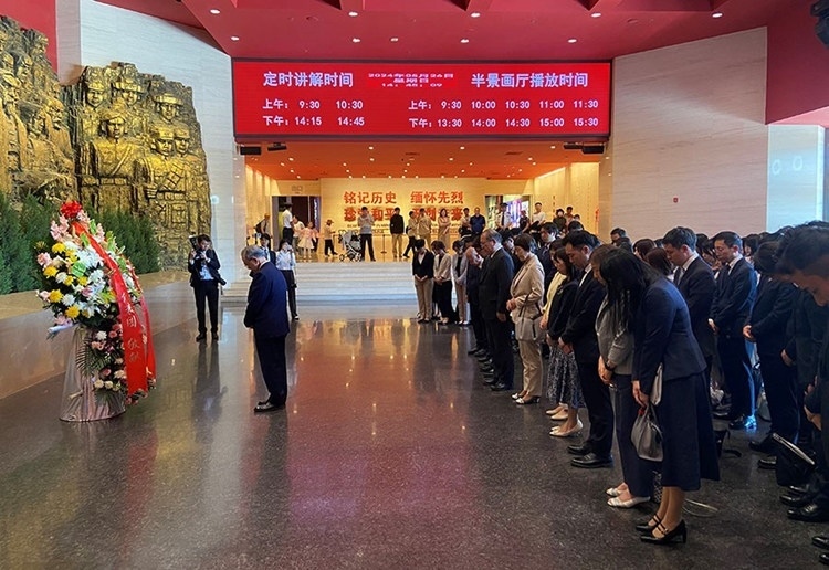 創(chuàng)價學(xué)會會長原田稔及青年代表團向中國人民抗日戰(zhàn)爭紀(jì)念館敬獻花籃。中國人民抗日戰(zhàn)爭紀(jì)念館供圖