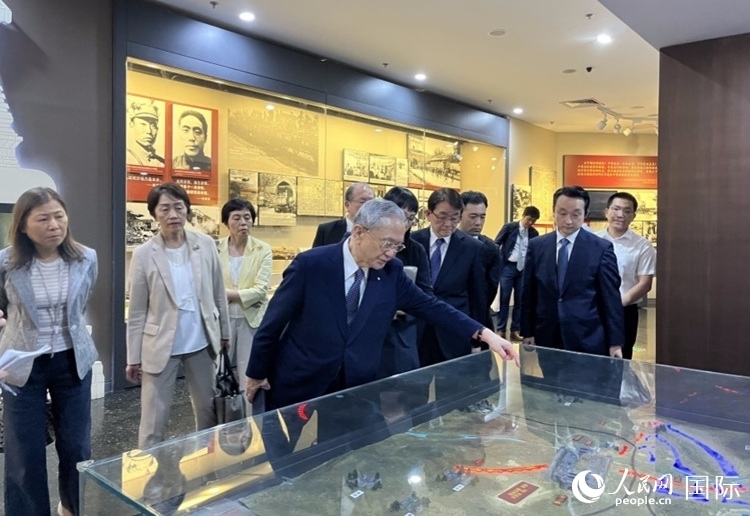 創(chuàng)價學(xué)會會長原田稔（中）與青年代表團成員訪問中國人民抗日戰(zhàn)爭紀(jì)念館。人民網(wǎng)記者 陳思攝
