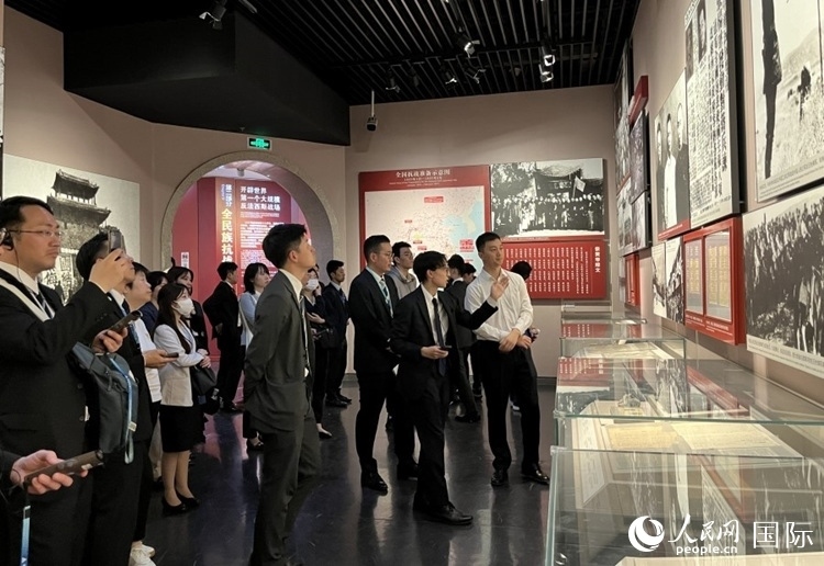 創(chuàng)價學(xué)會青年代表團成員在中國人民抗日戰(zhàn)爭紀(jì)念館參觀。人民網(wǎng)記者 陳思攝