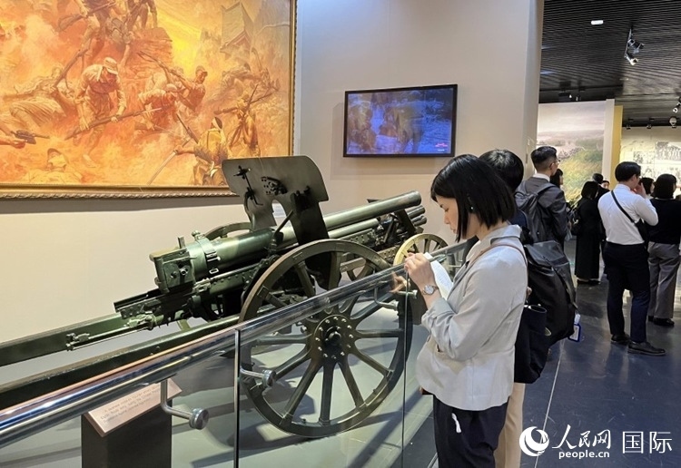 創(chuàng)價學(xué)會青年代表團成員在中國人民抗日戰(zhàn)爭紀(jì)念館參觀。人民網(wǎng)記者 陳思攝