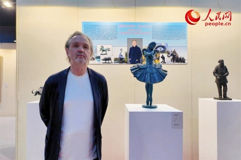 俄羅斯人民藝術(shù)家、俄羅斯美協(xié)主席安德烈·科瓦爾丘克正在接受人民網(wǎng)的采訪。人民網(wǎng)記者 劉微攝