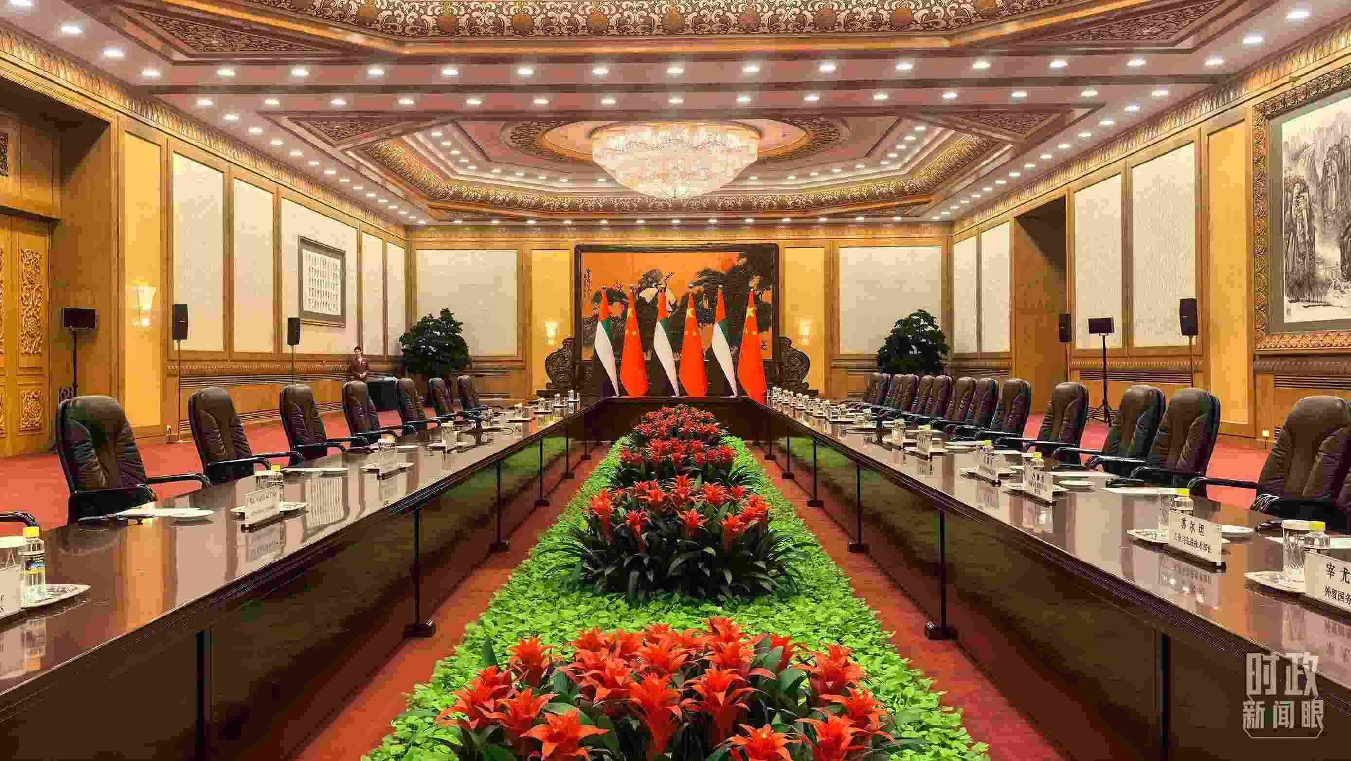 △5月30日下午，習(xí)近平主席同阿聯(lián)酋總統(tǒng)穆罕默德會談。這是會談開始前的現(xiàn)場。（總臺央視記者鄂介甫拍攝）